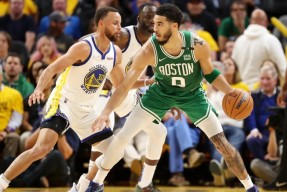 九游体育-赛前体能课后，波士顿凯尔特人门线救险备战全明星赛，话题不断，更衣室氛围转暖(凯尔特人训练馆)